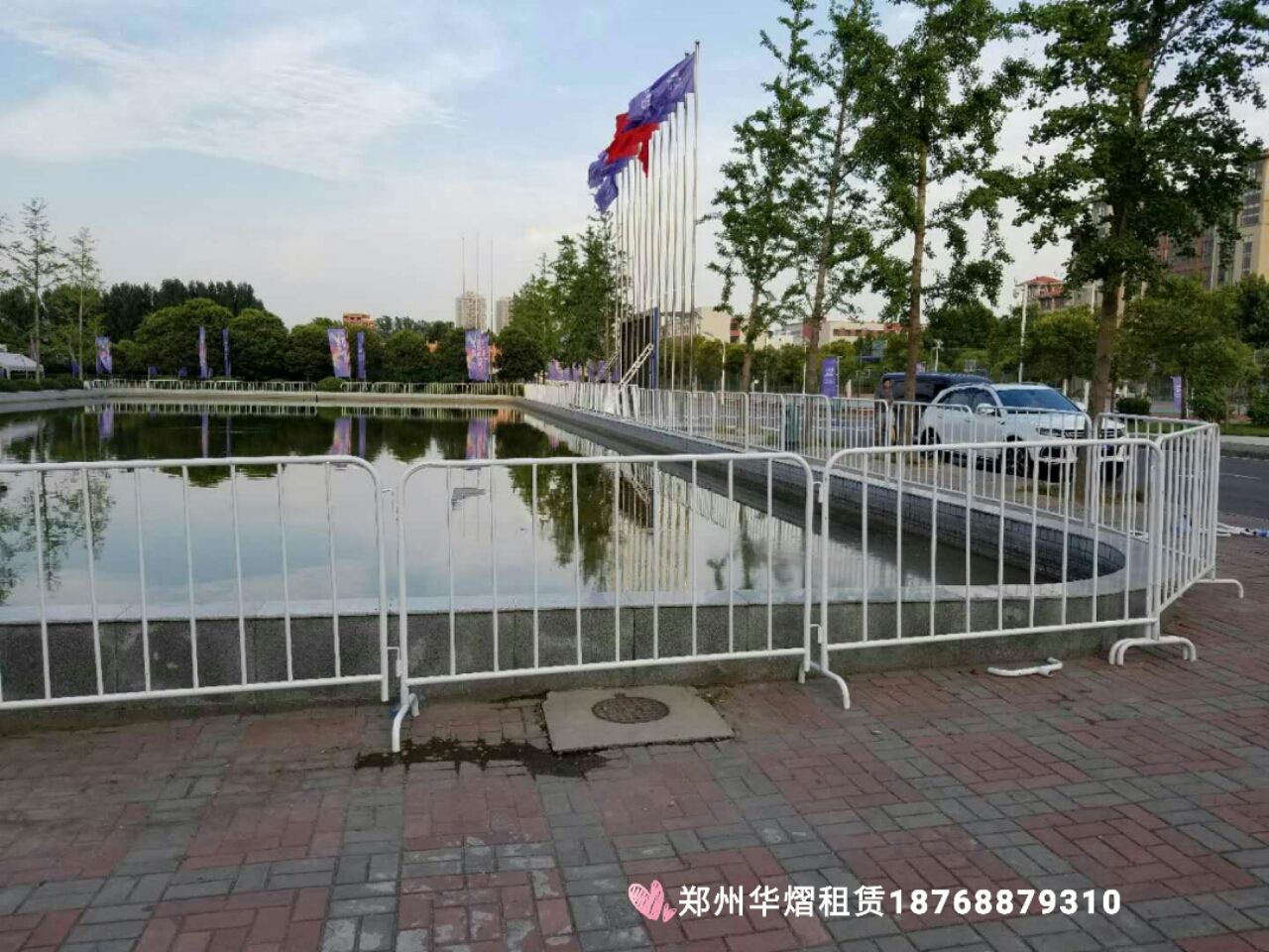 <b>郑州不锈钢铁马护栏白色烤漆铁马护栏出</b>